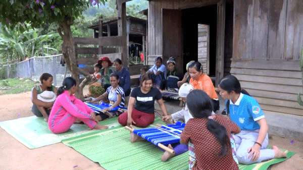 Hồi sinh nghề dệt thổ cẩm ở Ðạ Long