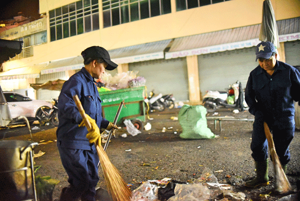 Công nhân vệ sinh phải hoạt động hết công suất để trả lại đường phố, vỉa hè sạch sẽ vào sáng hôm sau