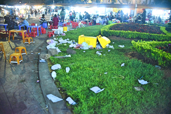 Tại khu vực chợ đêm Đà Lạt, do lượng khách tập trung đông đúc nên lượng rác thải lên cũng rất lớn