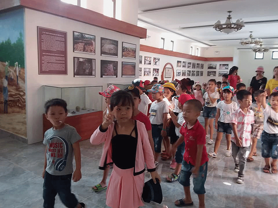 Học sinh các trường học ở hai huyện Đạ Tẻh, Cát Tiên đến tham quan Nhà trưng bày.