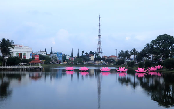 Những đài sen không lồ được hạ thủy thành công xuống hồ Đồng Nai tạo không khí trang nghiêm đón chào Đại lễ Phật đản năm 2019