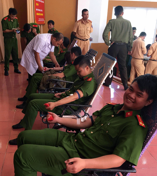 Lực lượng cán bộ chiến sĩ trẻ tham gia HMTN.