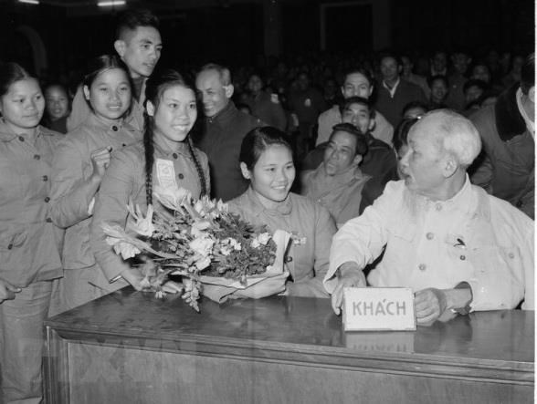 Chủ tịch Hồ Chí Minh nói chuyện thân mật với đại biểu Thanh niên xung phong dự Đại hội Thanh niên xung phong chống Mỹ cứu nước toàn miền Bắc (tháng 1/1967). (Ảnh tư liệu: TTXVN)