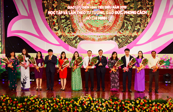 Lãnh đạo Đài Tiếng nói Việt Nam và Phó Bí thư Thường trực Tỉnh uỷ Lâm Đồng trao Kỷ niệm chương và hoa cho đại diện các địa phương