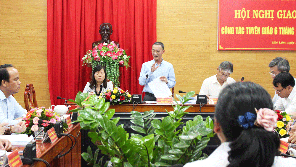 Đồng chí Trần Văn Hiệp - Ủy viên Ban Thường vụ Tỉnh ủy, Trưởng Ban Tuyên giáo Tỉnh ủy Lâm Đồng phát biểu kết luận hội nghị