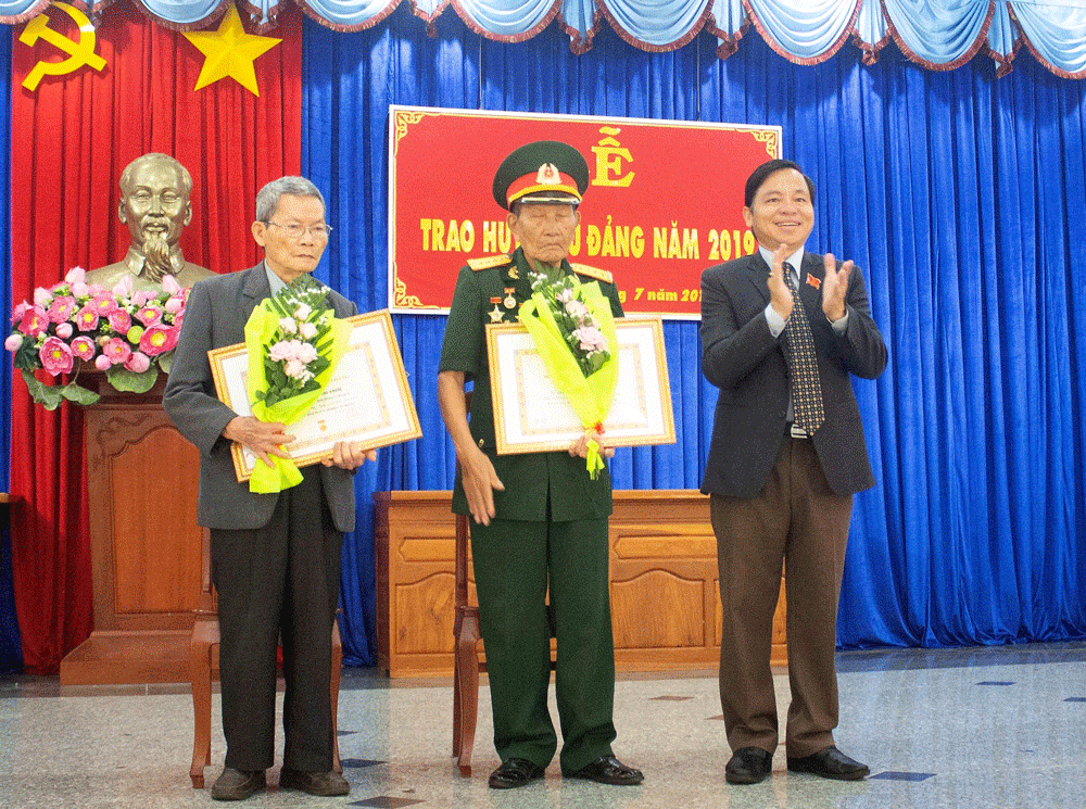 Đồng chí Nguyễn Văn Triệu - Bí thư Thành ủy Bảo Lộc trao Huy hiệu Đảng cho các đảng viên