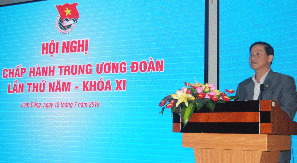 Đồng chí Trần Đức Quận - Phó Bí thư Thường trực Tỉnh ủy, Chủ tịch HĐND tỉnh Lâm Đồng phát biểu chúc mừng hội nghị