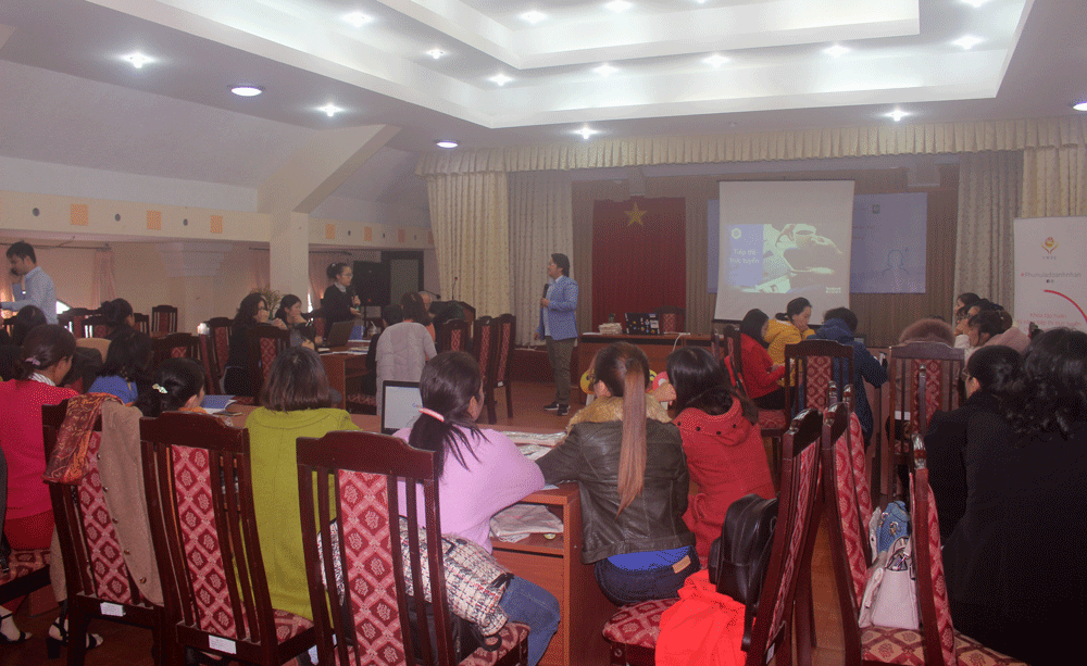 Các học viên tham dự khóa tập huấn kỹ năng tiếp thị trực tuyến cho nữ doanh nhân Lâm Đồng