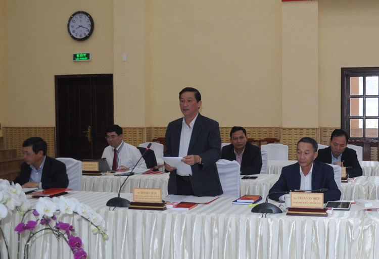 Đồng chí Trần Đức Quận – Phó Bí thư Thường trực Tỉnh ủy, Chủ tịch HĐND tỉnh trình bày báo cáo tại buổi làm việc
