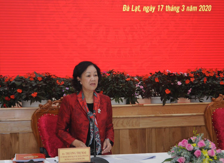 Đồng chí Trương Thị Mai - Ủy viên Bộ Chính trị, Bí thư Trung ương Đảng, Trưởng Ban Dân vận Trung ương, trưởng đoàn công tác phát biểu kết luận buổi làm việc