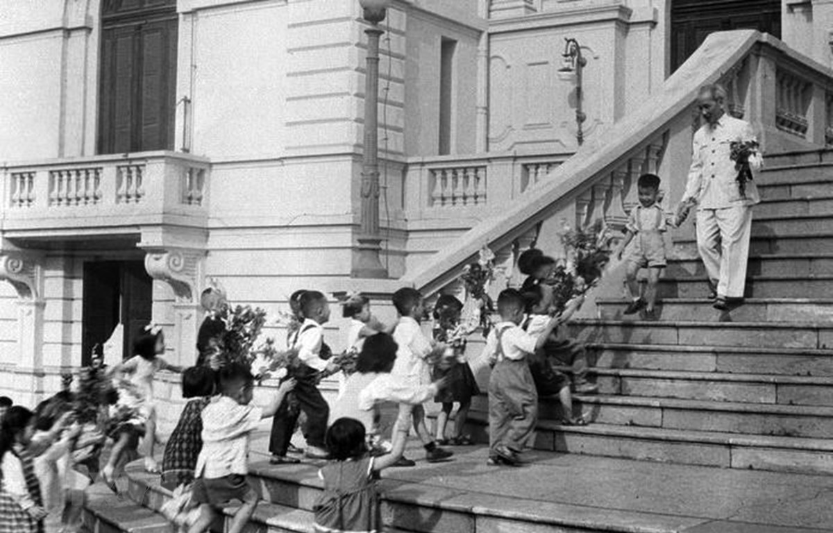 Chủ tịch Hồ Chí Minh đón các cháu thiếu nhi tại Phủ Chủ tịch trong ngày Tết Trung thu năm 1961