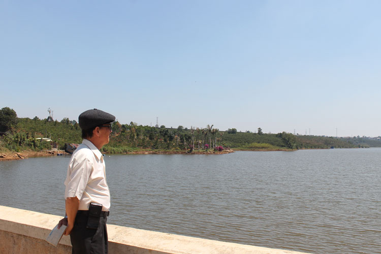 Nhạc sĩ Trần Khánh Nam bên hồ Đak Lou Kia