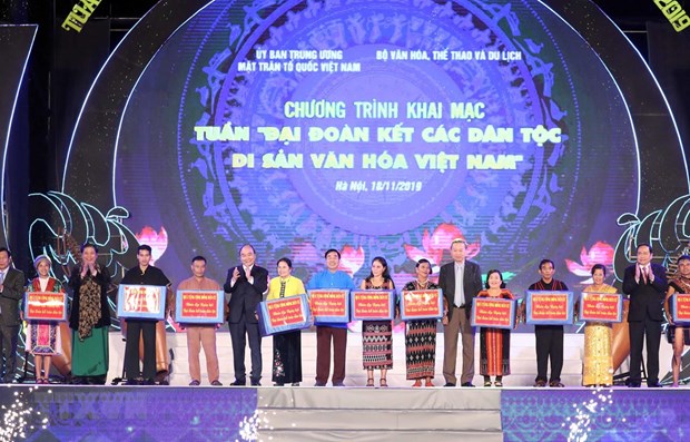 Thủ tướng Nguyễn Xuân Phúc trao quà cho đồng bào các dân tộc sống và sinh hoạt tại Làng Văn hóa-Du lịch các dân tộc Việt Nam năm 2019.