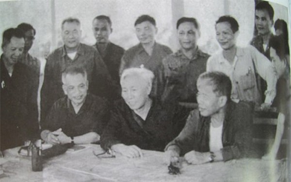 Đồng chí Văn Tiến Dũng (ngồi ngoài cùng, bên trái) và các đồng chí trong Bộ Chỉ huy Chiến dịch Hồ Chí Minh tháng 4/1975