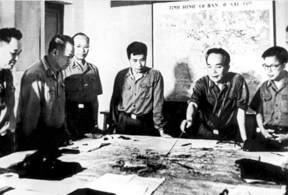 Đại tướng Võ Nguyên Giáp và Quân ủy Trung ương duyệt phương án tác chiến Chiến dịch Hồ Chí Minh