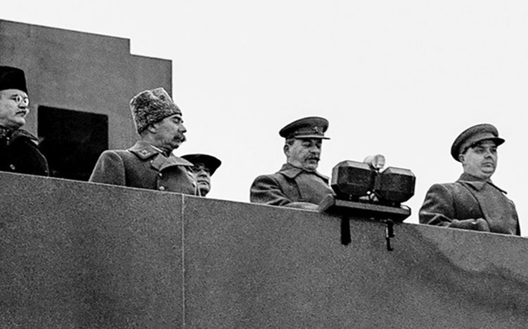 Lãnh tụ Liên Xô Stalin (thứ hai từ phải sang) phát biểu tại lễ duyệt binh diễn ra trên Quảng trường Đỏ. Ảnh tư liệu