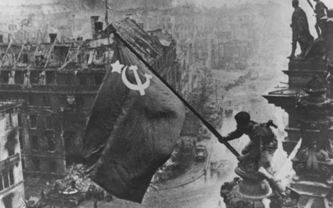 Các chiến sĩ Hồng quân Liên Xô vẫy cờ thể hiện chiến thắng tại Berlin, Đức ngày 30/4/1945, đây cũng là ngày Adolf Hitler tự tử.