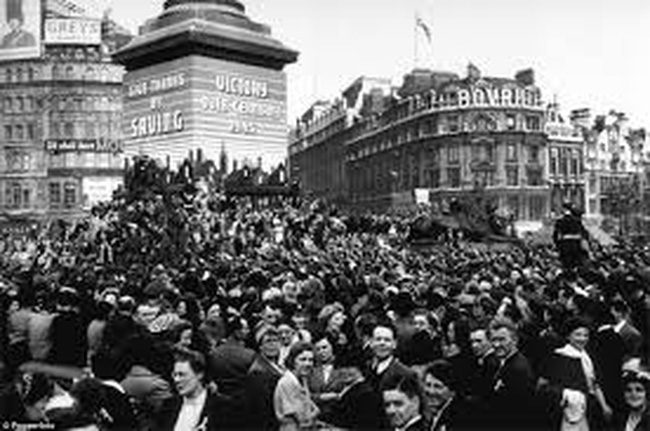 Hơn 1 triệu người dân Anh đã ăn mừng vào sau đêm Chiến thắng Phát xít năm 1945.