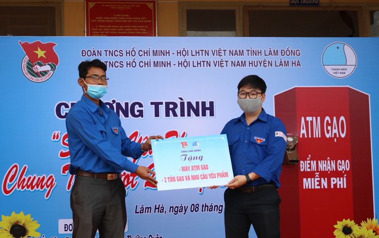 Tỉnh Đoàn tặng 3 tấn gạo cho người dân xã Phú Sơn (huyện Lâm Hà)