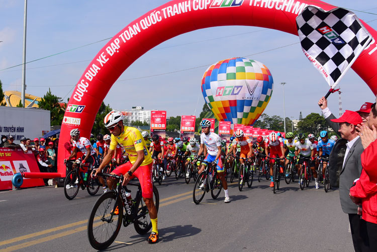 Xuất phát vòng đua quanh hồ Xuân Hương - Đà Lạt trong cuộc đua Cúp Truyền hình TP Hồ Chí Minh năm 2019 