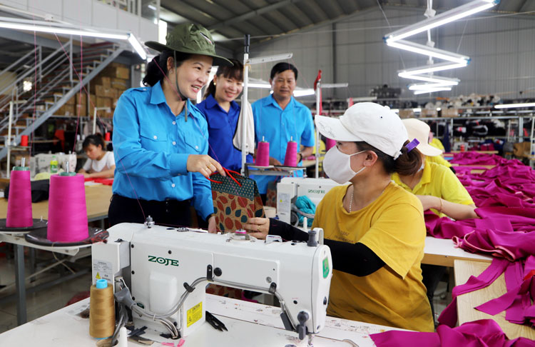 Đồng chí Trần Thị Chúc Quỳnh tặng quà cho các công nhân làm việc tại Công ty Rebeau Gown