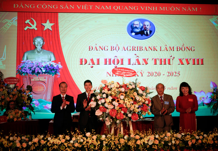 Đồng chí Trần Tưởng – Bí thư Đảng ủy Khối Doanh nghiệp chúc mừng và tặng hoa tại Đại hội thí điểm bầu trực tiếp Bí thư Đảng ủy