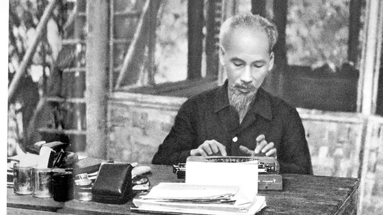 Từ chiếc máy chữ này, Chủ tịch Hồ Chí Minh đã cho ra đời nhiều văn kiện quan hệ đến vận mệnh của Tổ quốc