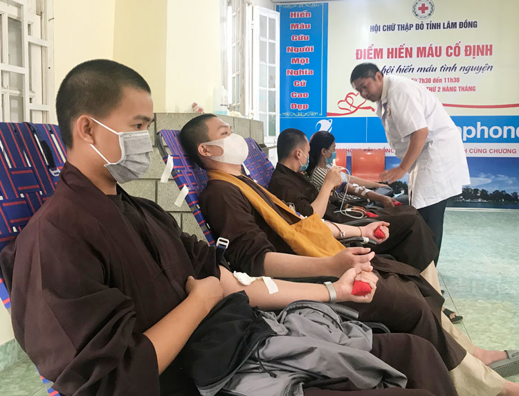 Các tu sỹ tình nguyện tham gia hiến máu sáng 17/5 tại Ngày hội “Giọt máu hồng nhân ái”