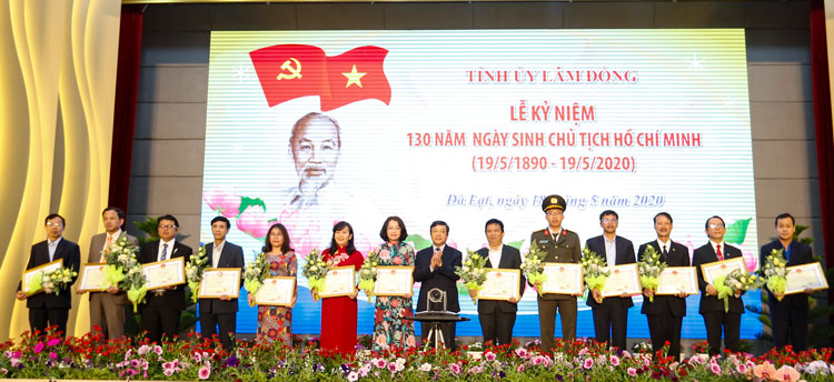 Đồng chí Đoàn Văn Việt - Chủ tịch UBND tỉnh Lâm Đồng trao Bằng khen cho các tập thể có thành tích xuất sắc trong học tập và làm theo tư tưởng, đạo đưc, phong cách Hồ Chí Minh