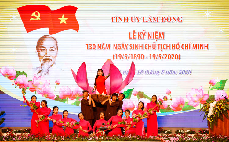 Biểu diễn văn nghệ tại Lễ kỷ niệm 130 năm ngày sinh Chủ tịch Hồ Chí Minh