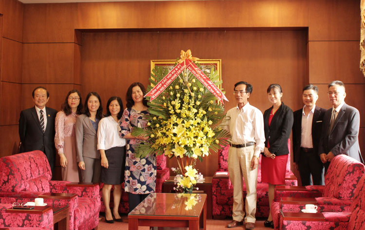 Thăm hỏi và tặng hoa Trường Đại học Đà Lạt nhân Ngày Khoa học Công nghệ Việt Nam