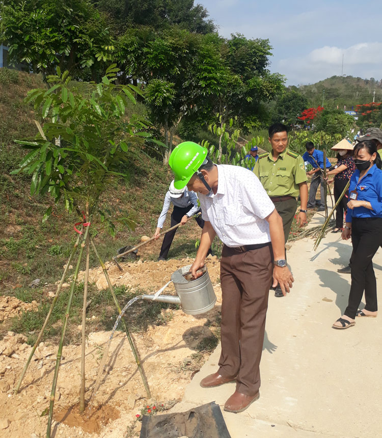 Lãnh đạo huyện Đam Rông trồng cây phân tán tại trường học