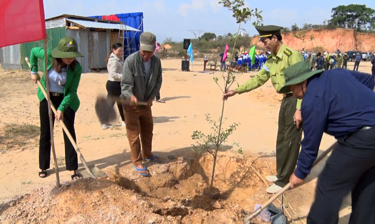 Cán bộ, chiến sỹ, Nhân dân huyện Đơn Dương trồng cây nhớ Bác 