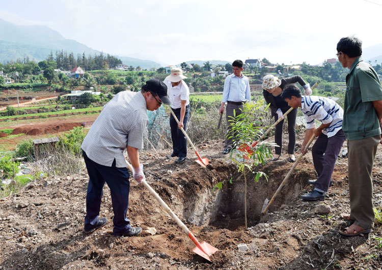 Đồng chí Nguyễn Ngọc Phúc – Bí thư Huyện ủy Đức Trọng, ra quân trồng cây cùng với Nhân dân trên địa xã Hiệp Thạnh