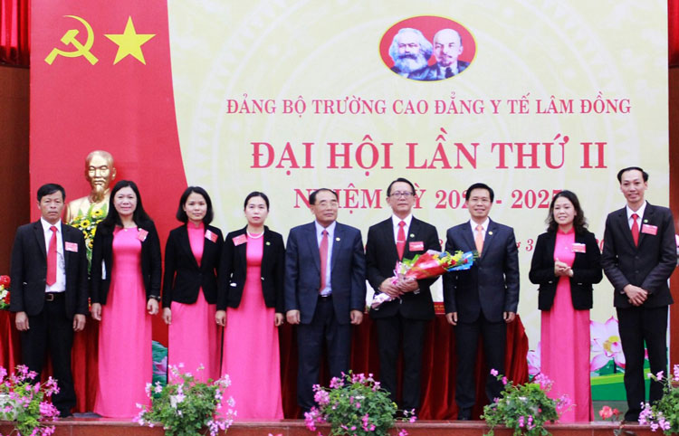 Ban Chấp hành Đảng bộ Trường CĐYT Lâm Đồng nhiệm kỳ 2020 - 2025 ra mắt Đại hội. 