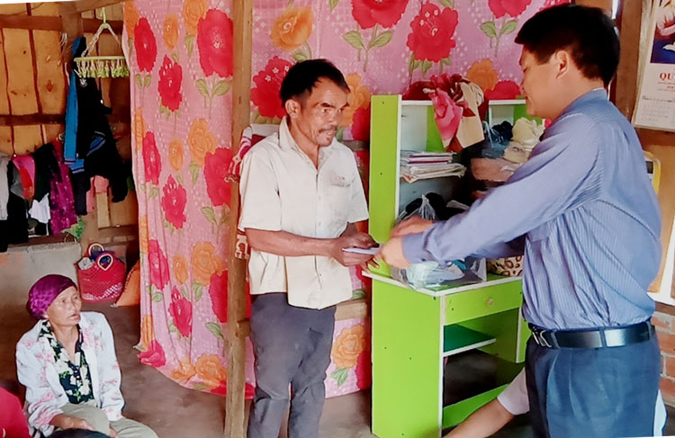 Xã Bảo Thuận trao hỗ trợ kinh phí cho các hộ dân bị lửa thiêu rụi nhà cửa
