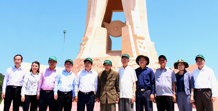 Các đồng chí lãnh đạo của tỉnh trong một lần về thăm căn cứ Khu VI