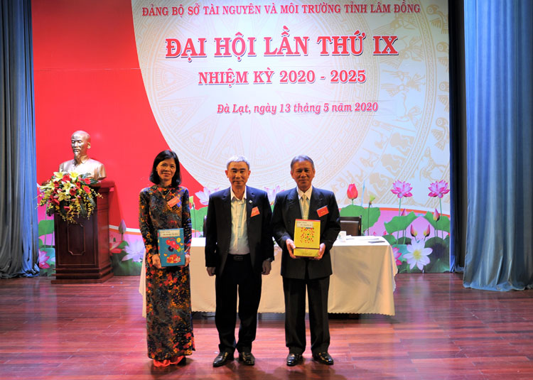 Đồng chí Huỳnh Ngọc Hải - Giám đốc Sở Tài nguyên và Môi trường, Bí thư Đảng ủy khóa IX, nhiệm kỳ 2020 - 2025 tặng quà cho lãnh đạo Đảng bộ nhiệm kỳ trước. 