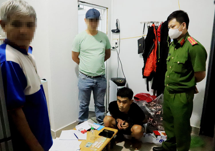 Công an đột kích vào căn nhà số 78/9 Huỳnh Thúc Kháng bắt quả tang La Huỳnh Phú (người ngồi) tàng trữ ma túy trái phép