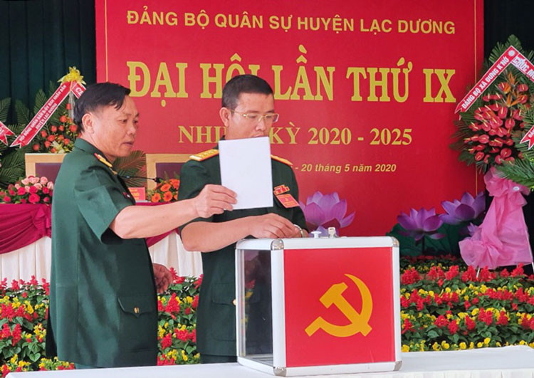 Các đại biểu tiến hành bỏ phiếu bầu Ban Chấp hành Đảng bộ Quân sự huyện Lạc Dương nhiệm kỳ 2020 - 2025