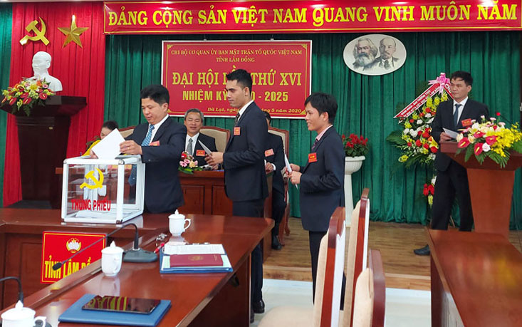 Các đại biểu bầu Ban Chấp hành Chi bộ Cơ quan Ủy ban MTTQ Việt Nam tỉnh Lâm Đồng khóa XVI, nhiệm kỳ 2020 - 2025