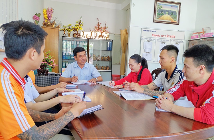 Ông Dương Đức Thành - Giám đốc Cơ sở cai nghiện ma túy Lâm Đồng, đang trao đổi công việc với Ban điều hành tự quản của học viên