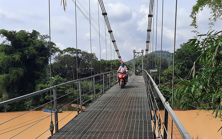 Cầu treo nối bờ vui Mỏ Vẹt với Nam Cát Tiên 