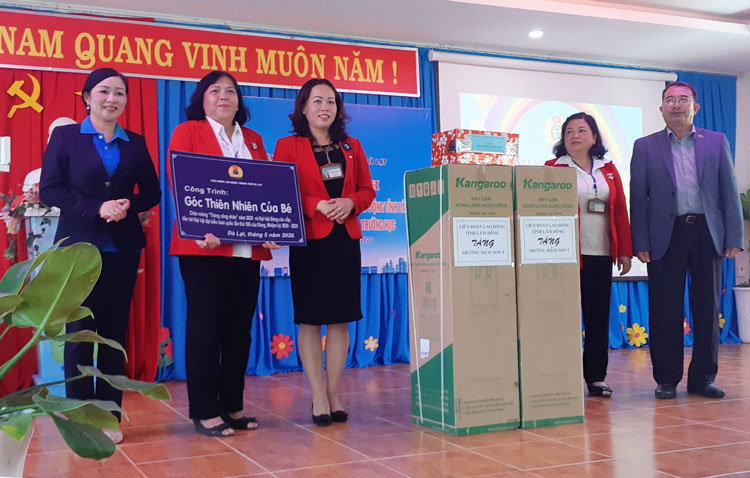 Bà Phạm Thị Lệ Dung – Phó Chủ tịch LĐLĐ tỉnh, trao bằng công nhận công trình sản phẩm mới và trao quà của LĐLĐ tỉnh cho CĐCS trường Mầm non 5, TP Đà Lạt