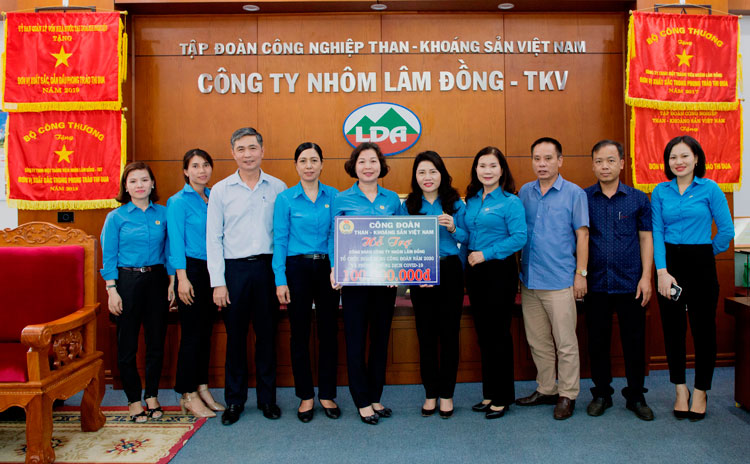 Công đoàn TKV tặng 100 triệu đồng cho Công đoàn Công ty Nhôm Lâm Đồng