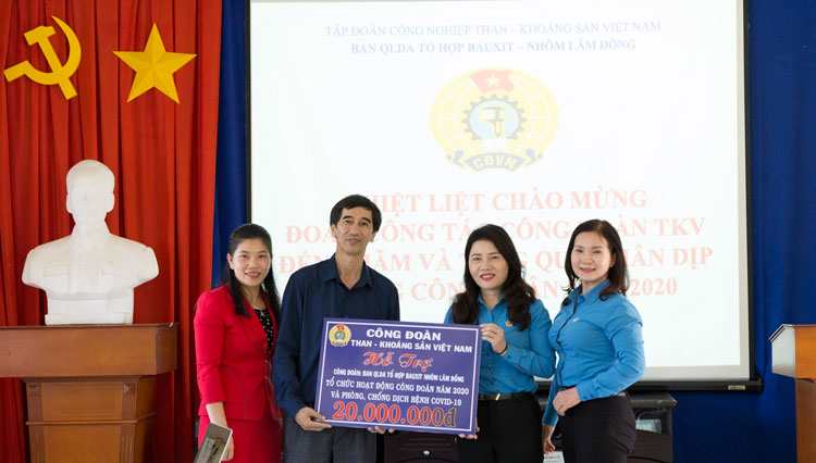 Công đoàn TKV thăm, tặng quà Ban Quản lý Dự án Bauxite - Nhôm Lâm Đồng