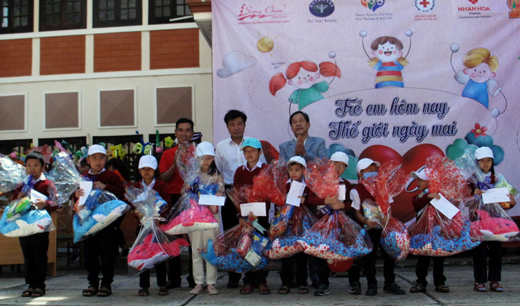 Lãnh đạo UBND TP Đà Lạt, Hội Chữ thập đỏ Đà Lạt và Công ty TNHH MTV Xổ số Kiến thiết Lâm Đồng trao học bổng cho trẻ em vượt khó