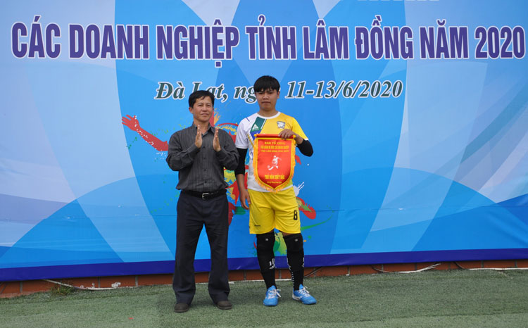 Cầu thủ Võ Thái Bảo của CLB Dalat Sport giành danh hiệu thủ môn xuất sắc của giải 