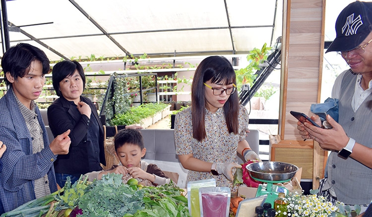 Khá đông khách hàng tham quan, chọn mua những mặt mặt hàng nông sản không hóa chất tại phiên chợ