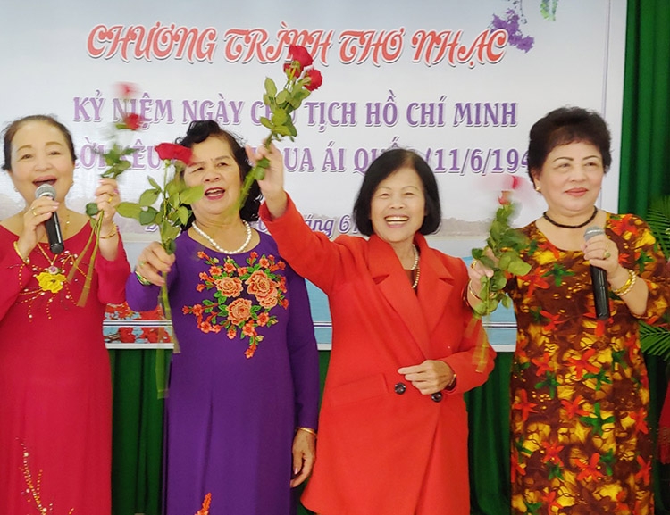Bà Hoàng Mai (thứ 3 từ trái qua) trong chương trình giao lưu thơ nhạc “Vang mãi lời gọi của Bác” nhân kỷ niệm 72 năm Ngày Chủ tịch Hồ Chí Minh ra lời kêu gọi thi đua ái quốc (11/6/1948 - 11/6/2020).